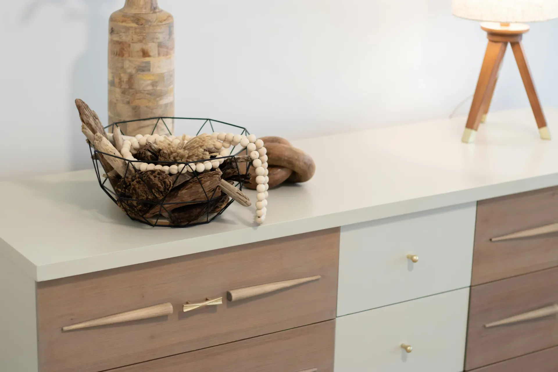 A table with a basket and a lamp on top of it